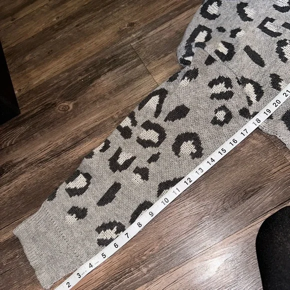 Kendall & Kylie Cheetah Print Sweater size XL - Picture 6 of 6